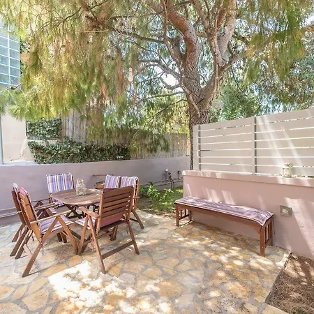 Renovated 4 Bdrm House W/garden Near The Sea Feriehus