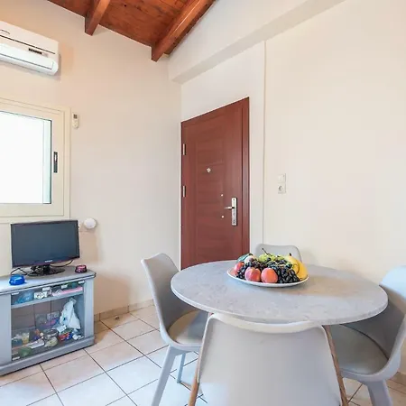 Feriehus Renovated 4 Bdrm House W/garden Near The Sea Vári