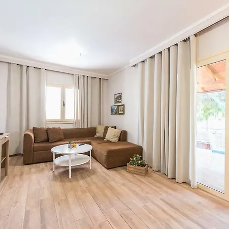 Renovated 4 Bdrm House W/garden Near The Sea Feriehus