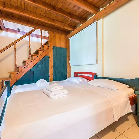 Feriehus Renovated 4 Bdrm House W/garden Near The Sea Vári