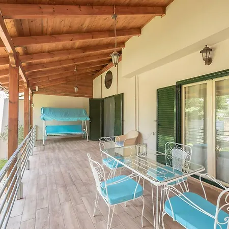 Renovated 4 Bdrm House W/garden Near The Sea * Vári