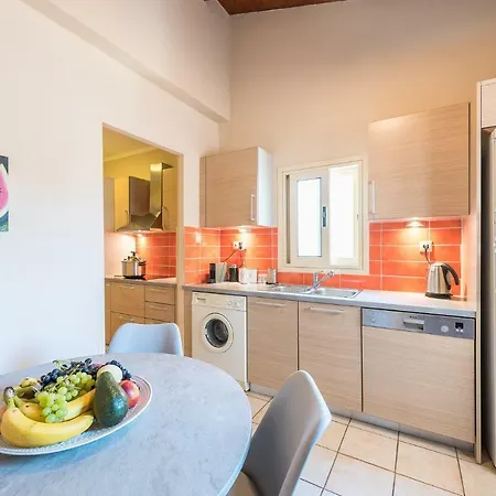 Renovated 4 Bdrm House W/garden Near The Sea