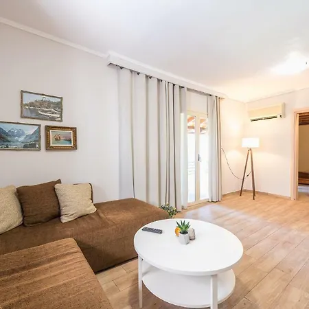 Feriehus Renovated 4 Bdrm House W/garden Near The Sea Vári