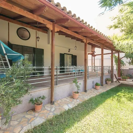 Renovated 4 Bdrm House W/garden Near The Sea Feriehus Vári