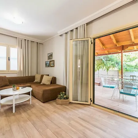 Renovated 4 Bdrm House W/garden Near The Sea *
