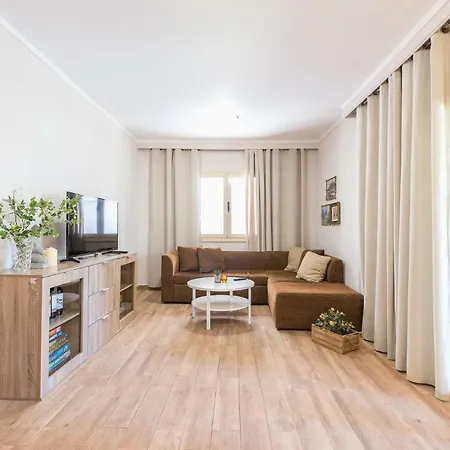 Renovated 4 Bdrm House W/garden Near The Sea