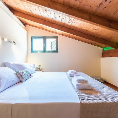 Renovated 4 Bdrm House W/garden Near The Sea