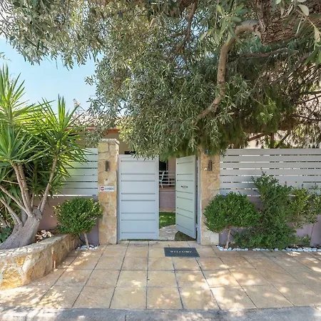 Renovated 4 Bdrm House W/garden Near The Sea Feriehus Vári